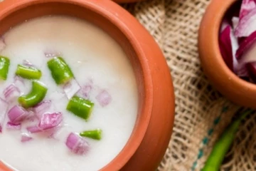 கொஞ்சம் பழைய சோறு.. 2 சின்ன வெங்காயம்.. தினமும் சாப்பிட்டு வந்தால் என்ன நடக்கும் தெரியுமா?