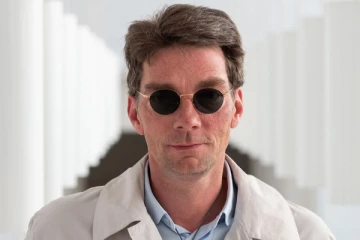 பெண் விமர்சகர் முகத்தில் நாய் மலத்தை பூசிய ஜேர்மன் பாலே நடன இயக்குநர்