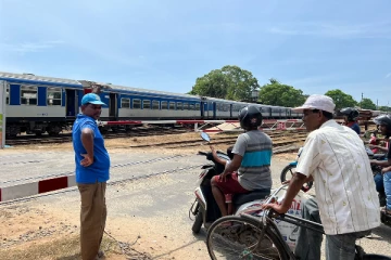 45 நிமிடங்களாக வீதியை மறித்து நின்ற தொடருந்து: மக்கள் பெரும் அசௌகரியம் (Video)