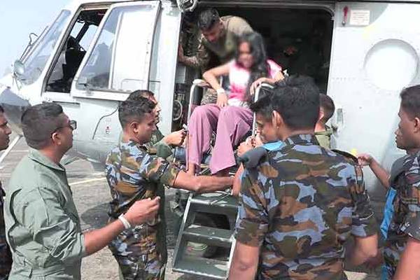 கொத்மலையில் இருந்து உலங்கு வானூர்தியில் அழைத்து வரப்பட்ட மக்கள் | Extreme Weather Kotmale Area Updates