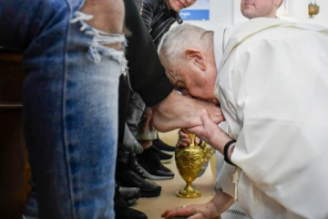 சிறையில் பெண் கைதிகளின் பாதங்களில் முத்தமிட்ட போப் - என்ன காரணம்?