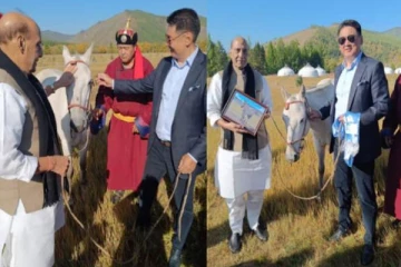 இந்திய பாதுகாப்பு மந்திரிக்கு வெள்ளை குதிரை பரிசளித்த வெளிநாட்டு ஜனாதிபதி!