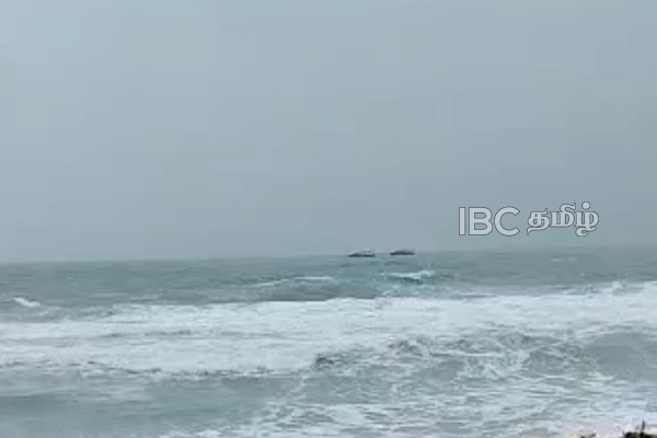 யாழில் இந்திய இழுவைமடி படகுகள் அட்டகாசம்: குற்றம் சுமத்தும் கடற்றொழிலாளர்கள்! | Indian Boats Naval Base In Kattaikadu