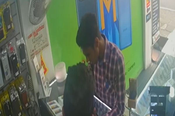 கையடக்கத் தொலைபேசியை திருடிய வாடிக்கையாளர் - கண்கானிப்பு கருவியில் பதிவு | Customer Who Steals A Mobile Phone Kandy கையடக்கத் தொலைபேசியை திருடிய வாடிக்கையாளர் - கண்கானிப்பு கருவியில் பதிவு | Customer Who Steals A Mobile Phone Kandy