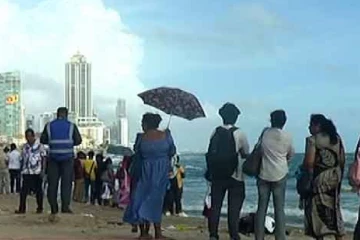 ගෝල්ෆේස් මුහුදු තීරයේ නාන්න ගිය තිදෙනෙකු ගසාගෙන යයි