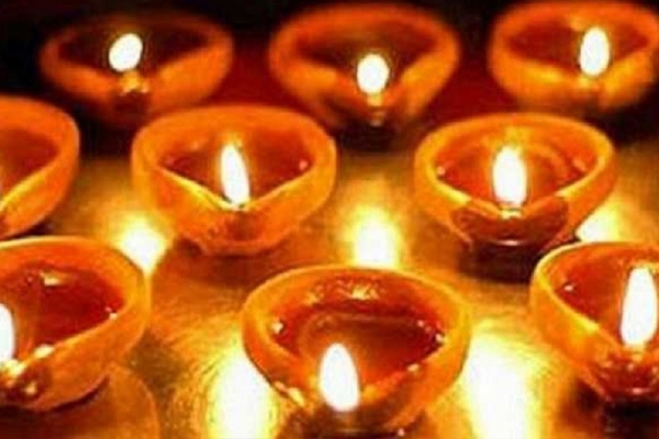 விளக்குகளை கொள்வனவு செய்வதில் ஆர்வம் காட்டி வரும் யாழ் மக்கள் | People Showing Interest In Buying Lamps