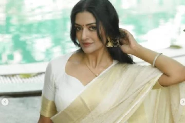 42 வயதிலும் குறையாத அழகு.. நடிகை விமலா ராமனின் கேரள சேலை போட்டோஷூட்...