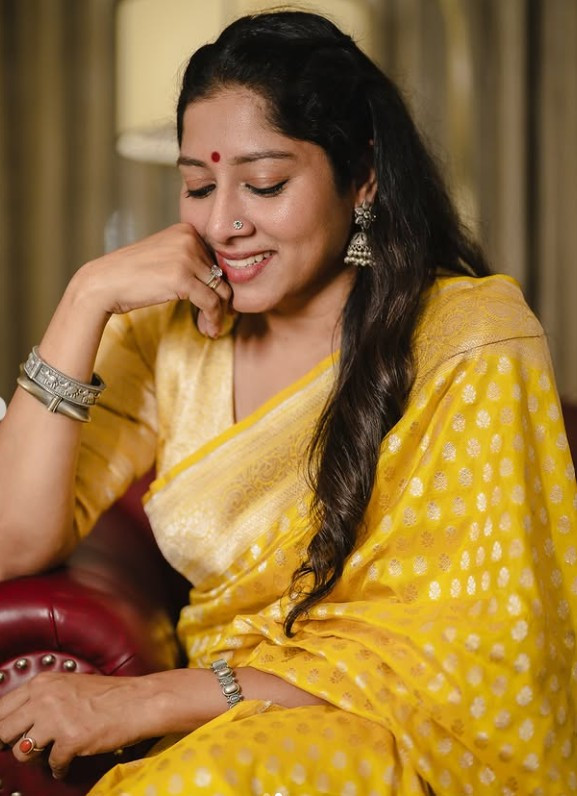 மஞ்சள் நிற புடவையின் அழகில் மயக்கும் Heart Beat Web தொடர் புகழ் அனுமோல் 1 Gallery