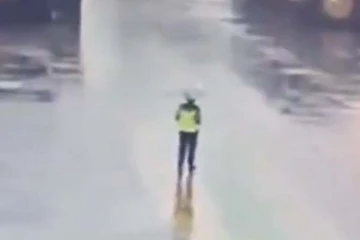 மின்னல் தாக்கி நொடிப்பொழுதில் சரிந்த மனிதர்: பதபதைக்க வைக்கும் காட்சி