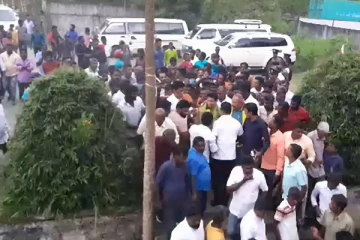 පොලිසිය සතේට දමා..මැතිවරණ නීති කැලේ දමා.. වාදන කණ්ඩායමුත් සමගම මැතිවරණ පෙළපාළි..