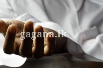 තිදරු පියෙක් අභිරහස් ලෙස මියගිය පුවතක් - ගඟේ පාවෙමින් තිබිය දී හොයාගනී.