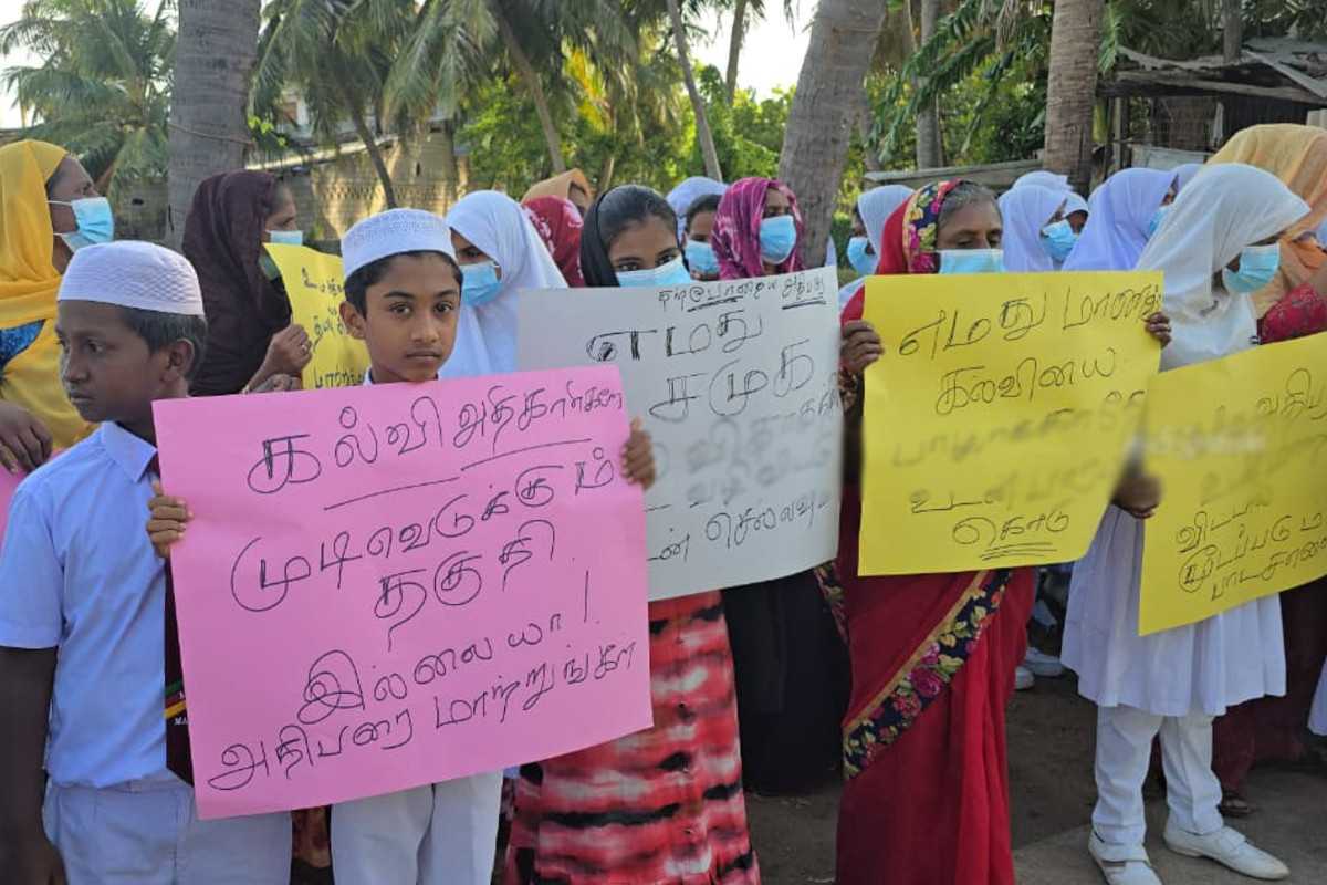 மன்னாரில் பாடசாலை அதிபரை இடமாற்றக் கோரி தொடர் போராட்டம் | Protests Mannar Demanding Transfer Principal