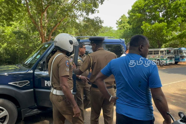 புதுக்குடியிருப்பு ஆடைத்தொழிற்சாலை முன்பாக பதற்றம்! பொலிஸார் பாதுகாப்பு கடமையில் | Mullaitivu Accident And Protest