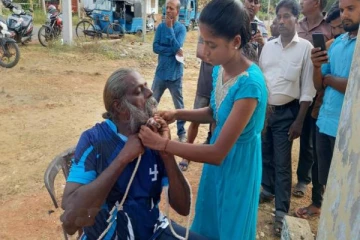 யாழில் வித்தியாசமான உலக சாதனையை படைத்த நபர்! (Photos)