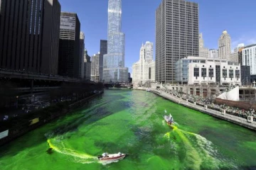 பிரபல வெளிநாடொன்றில் பச்சை நிறமாக ஜொலிக்கும் நதி!