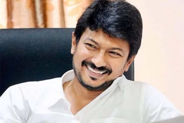 உதயநிதி ஸ்டாலினா இது? சோடாப்புட்டி கண்ணாடி அணிந்து பயங்கர ஒல்லியாக காணப்படும் புகைப்படம்