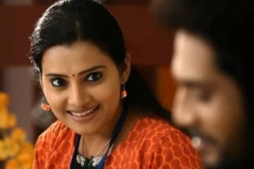 சீரியலே உசுராக கருதும் நடிகை!! 42 வயதில் திருமணமாகாத நடிகை ஸ்ருதி ராஜா இது?