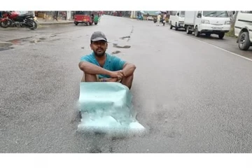 பட்டினியால் அழுத பிள்ளைகள்... நடுரோட்டில் தேம்பி தேம்பி அழுத தந்தை!