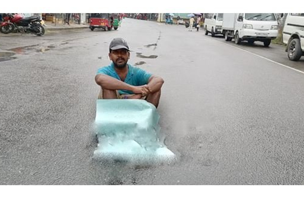 பட்டினியால் அழுத பிள்ளைகள்... நடுரோட்டில் தேம்பி தேம்பி அழுத தந்தை! - தமிழ்நாடு