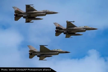 ருமேனியா எல்லைக்குள் அத்துமீறி நுழைந்த 2 ட்ரோன்கள்: சுட்டு வீழ்த்திய F-16 போர் விமானம்
