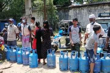 நீண்ட நேரம் காத்திருந்து சமையல் எரிவாயு மற்றும் எரிபொருள் பெறும் மக்கள் (VIDEO)