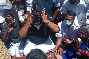 ஒப்பாரி வைத்து சவப்பெட்டி  ஏந்தி   போராட்டம்!