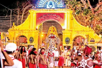 රටම බලා සිටි ඓතිහාසික රුහුණු මහා කතරගම දේවාලයේ ඇසළ පෙරහර අද සිට ඇරඹෙයි - පළමු පෙරහර සම්බන්ධයෙන් දැනුම්දීමක්
