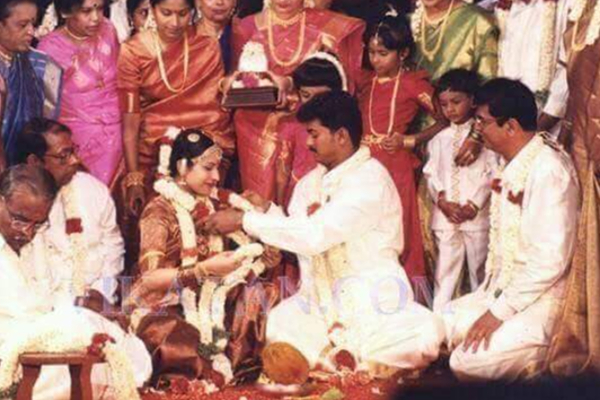 அப்பா, அம்மாவை கண்டுக்காத விஜய் மனைவியையும் ஏமாற்றினாரா.. 25 திருமண நாளையும் மறந்துவிட்டாரா? | Vijay Did Wished For His Wife 25Th Wedding