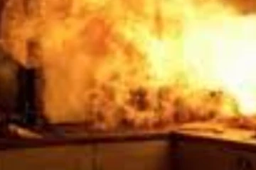 සැමියෙක් තම සිරුරට ගිනි තියාගෙන බිරිඳව වැළඳගෙන..