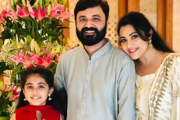 கணவர் இறப்பிற்கு பிறகு மீனா எடுத்துக் கொண்ட புகைப்படம்- யாரை சந்தித்து எடுத்துள்ளார் பாருங்க