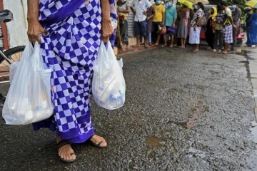 இலங்கையின் பரிதாப நிலை - பசியால் வாடும் குழந்தைகளுக்காக தந்தையர்கள் சிலரின் முடிவு