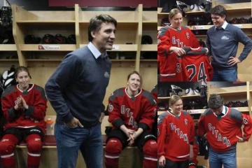 வரலாற்றை உருவாக்குங்கள், எங்களை பெருமைப்படுத்துங்கள்! வீராங்கனை அளித்த சீருடையை அணிந்த ட்ரூடோ