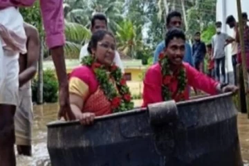 அண்டாவில் மிதந்து வந்த மணமக்கள்! திருமண ஜோடியின் பரிதாப நிலையை பார்த்து ஷாக்கான இணையவாசிகள்