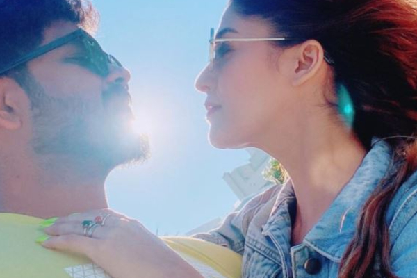 ரொமான்சில் ட்விட்டரை தெறிக்க விடும் நடிகை நயன்தாரா! ரசிகர்கள் உற்சாகம்! | Actress Nayanthara Vignesh Sivan Photo Viral ரொமான்சில் ட்விட்டரை தெறிக்க விடும் நடிகை நயன்தாரா! ரசிகர்கள் உற்சாகம்! | Actress Nayanthara Vignesh Sivan Photo Viral