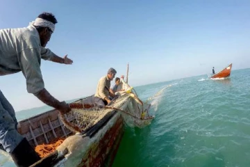 சீரற்ற காலநிலையை சாதகமாக்கும் இந்திய கடற்றொழிலாளர்கள்