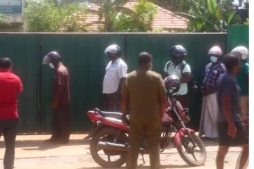 மன்னாரில் நீண்ட வரிசையில் காத்திருந்த மதுப்பிரியர்கள்