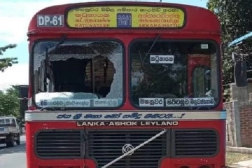 கட்டுநாயக்க விமான நிலையத்திற்கு பயணித்த பேருந்து மீது கல்வீச்சு தாக்குதல்! (Photos)