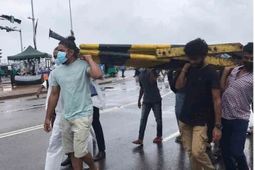 இரும்பு தடுப்புகளை அசால்டா தூக்கி ஓரங்கட்டிய இளைஞர்கள்!