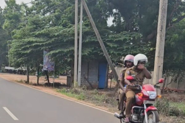 யாழில் கைபேசியில் உரையாடியவாறு மோட்டார் சைக்கிள் செலுத்தும் காவல்துறையினர் ! | Policemen Riding Motorcycles யாழில் கைபேசியில் உரையாடியவாறு மோட்டார் சைக்கிள் செலுத்தும் காவல்துறையினர் ! | Policemen Riding Motorcycles