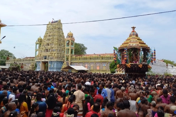 யாழில் தேர் திருவிழாவில் திருடர்கள் கைவரிசை; 15 பவுண் நகைகள் அபேஸ்! | Thieves Chariot Festival In Yali 15 Pounds Jewels
