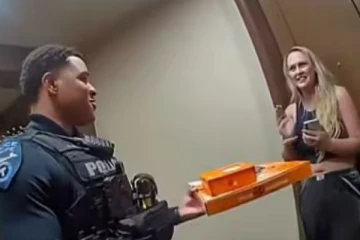 அமெரிக்காவில் பீட்சா டெலிவரியில் ஈடுபட்ட பொலிஸார்