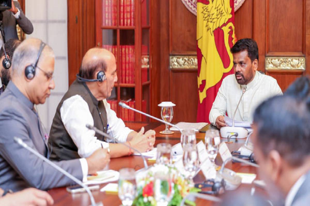 இந்திய பாதுகாப்பு அமைச்சர் இலங்கையில் :மகிந்தவை தேடிச் சென்று சந்தித்த சீனாவின் புதிய தூதுவர் : வழங்கப்பட்ட அன்பளிப்பு | New Chinese Ambassador To Visit Mahinda இந்திய பாதுகாப்பு அமைச்சர் இலங்கையில் :மகிந்தவை தேடிச் சென்று சந்தித்த சீனாவின் புதிய தூதுவர் : வழங்கப்பட்ட அன்பளிப்பு | New Chinese Ambassador To Visit Mahinda