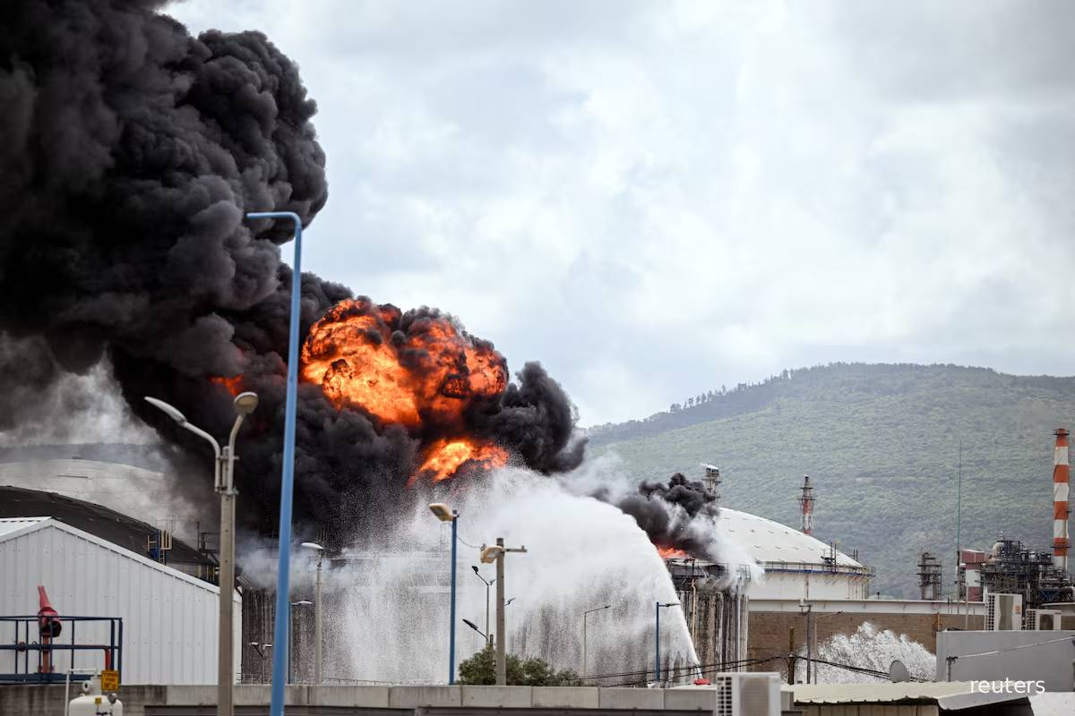 ஈரான் ட்ரோன் தாக்குதலில் சிக்கிய மிகப்பெரிய எண்ணெய் கப்பல்: பதிலடியால் மிரள வைத்த ட்ரம்ப் | Oil Tanker Struck Iran Drone