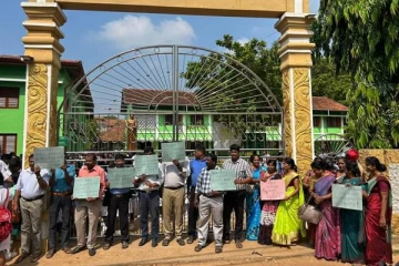 அரசின் வன்முறைகளுக்கு எதிராக கண்டனம்: வடக்கில் வீதிக்கு இறங்கிய ஆசிரியர்கள் (Photos)