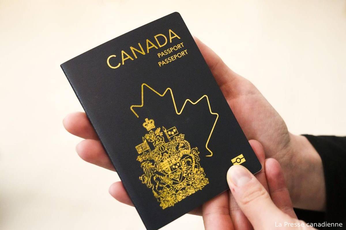 உலகின் சக்திவாய்ந்த பாஸ்போர்ட் பட்டியல்: முன்னேறிய கனடா | Canada Grows In Henley Passport Index