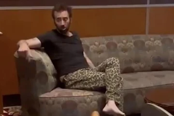 ஐயோ இவருக்கா இந்த நிலைமை! செருப்பை கூட போட முடியாமல் போதையில் தள்ளாடிய பிரபல ஹாலிவுட் நடிகர்! உணவகத்தில் இருந்து வெளியேற்றப்பட்ட வீடியோ..