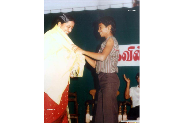 தனது அம்மாவுக்கு மேடையில் நடிகர் விஜய் செய்த மாரியாதை.. இதுவரை நீங்கள் பார்த்திராத புகைப்படம் | Vijay Done Perstigies Thing To His Mom