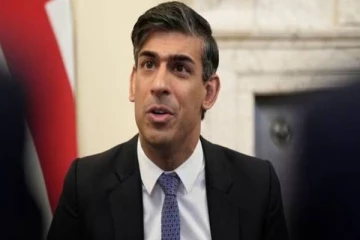 செய்தியாளர்களிடம் பேசிக்கொண்டிருக்கும் போது ரிஷி சுனக்கை கலாய்த்த யூடியூபர்!