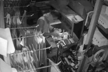 யாழில் அலைபேசி விற்பனை நிலையத்தை உடைத்துத்  திருடிய நபருக்கு நேர்ந்த கதி!