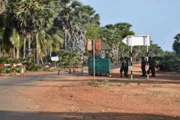 மன்னாரில் சோதனைச் சாவடிகளில் பொருட்களை இராணுவத்தினர் பறிப்பதாக குற்றச்சாட்டு